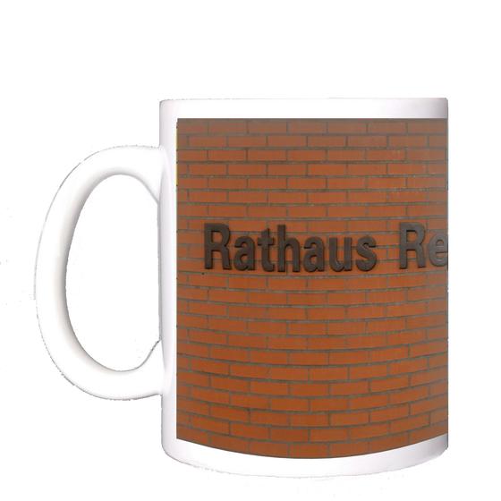 U-Bahn-Tasse Berlin Rathaus Reinickendorf der Linie U8 in der originalgetreuen Stations-Gestaltung mit schwarze Buchstaben auf klassischen roten Ziegeln