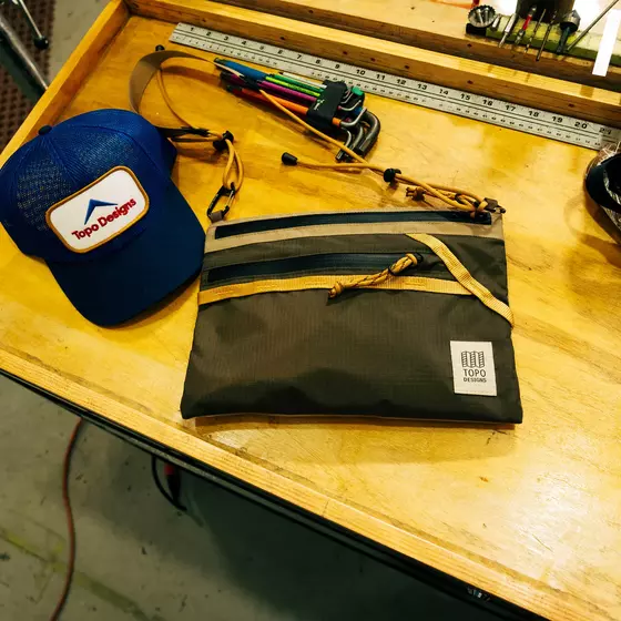 Mountain Accessory Shoulder Bag Black von Topo Designs