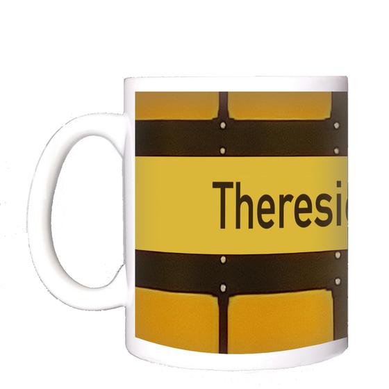 U-Bahnhof Theresienwiese Tasse - schwarze Schrift auf gelbem Schild, vor gelbem Hintergrund mit schwarzen Umrandungen