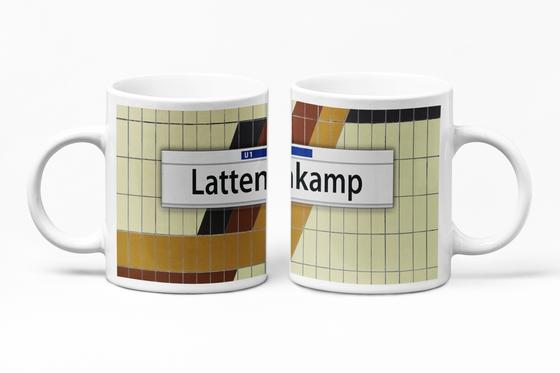 S-Bahn Hamburg Kaffeebecher Kaffeetasse S-Bahnhof Lattenkamp beige Fliesen mit orang, rot gelbem Muster, darüber weißes Schild mit schwarzer Schrift tom bäcker, Geschenkidee, 