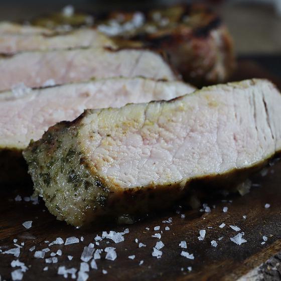 Rueckensteak vom Offenstallschwein, roh, mariniert