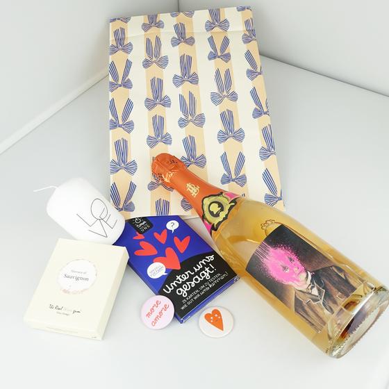 goldmarie Geschenktasche JUBILÄUM/HOCHZEIT - Crémant de Loire ROSÉ - Kerze - Vinoos Weingummis - Paarspiel & Co.