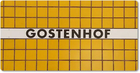 U-Bahn-Magnet Nuernberg Gostenhof der Linie U1 in der originalgetreuen Stations-Gestaltung - sonnengelbe quadratische Fliesen mit schwarzer Schrift auf weissem Streifen 
