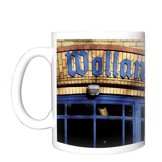 S-Bahnhof Wollankstraße Kaffeetasse - blauer, gebogener Schriftzug in Frakturschrift auf rötlichem Klinkerstein