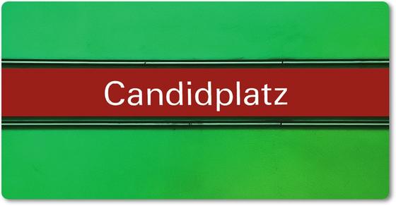 U-Bahnhof Candidplatz Kühlschrankmagnet - weiße Schrift, auf rotem Streifen, schwarz umrandet, vor grünem Untergrund
