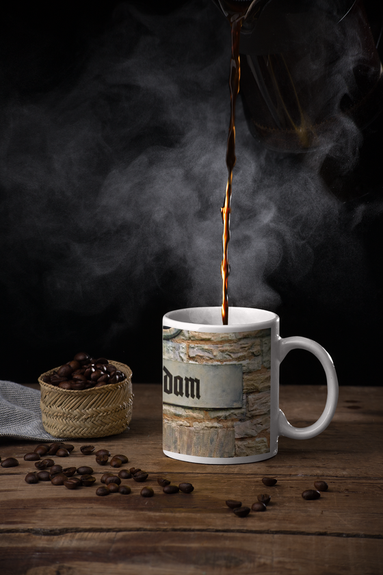 S-Bahnhof Potsdam Kaffetasse, schwarze Frakturschrift auf grauemhintergrund auf Backsteinwand über Torbogen