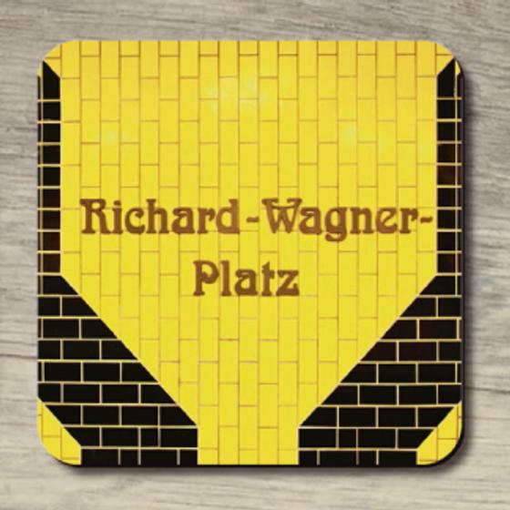 U-Bahnhof Richard-Wagner-Platz - braune Schrift auf gelbem Hintergrund mit schwarzen Akzenten