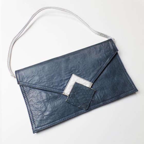 goldmarie Handtasche FLAT BAG Leder Vintage Look dunkelblau-silber 30x18cm