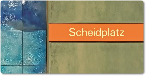 U-Bahnhof Scheidplatz Kühlschrankmagnet - weiße Schrift auf orangem Streifen, vor braun-beiger Wand mit blauen Fliesen am linken Rand