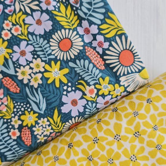 Großflächiger Baumwollstoff mit farbenfrohen Blumen aus der Kollektion Petals in the Sun – After the Rain von Sandra Hutter