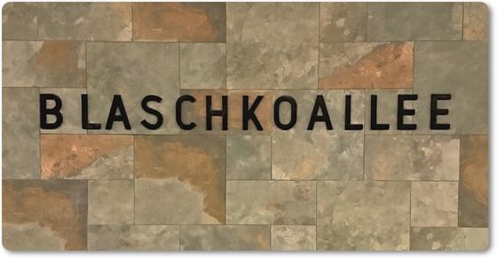 U-Bahnhof Blaschkoallee - schwarze Lettern auf Steinfliesen