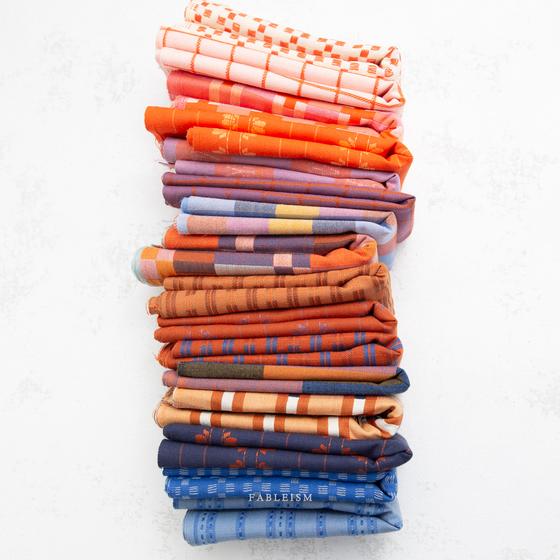 Fine & Dandy Fat Quarter Bundle von Fableism mit 16 gewebten Baumwollstoffen in harmonischen Farben und Mustern.