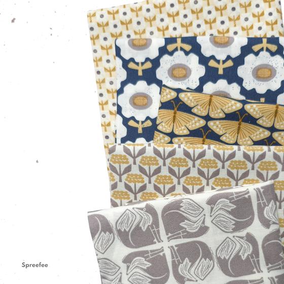 Fox & Flutter von Loes van Oosten für Cotton + Steel mit modernen grafischen Waldmotiven wie dem Square Fox in ruhigen Denimblau-, Rosé- und Grautönen. Ideal für besondere Taschen, Accessoires und Kleidung.