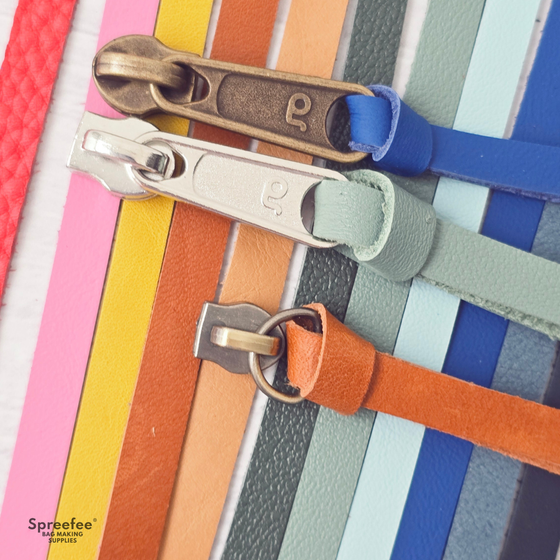 Bunte Lederbändchen am Taschen-Zipper, angenietet oder geknotet – Detail für selbstgenähte Taschen in vielen Farben