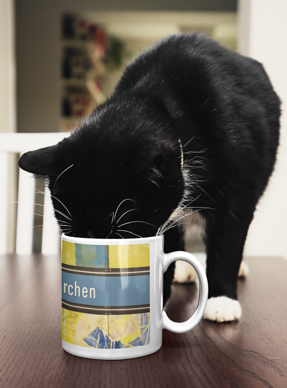 U-Bahnhof Thalkirchen Kaffeetasse - weiße Schrift auf blauem Schild, mit schwarzer Umrandung, auf abstraktem Muster in blau-gelb