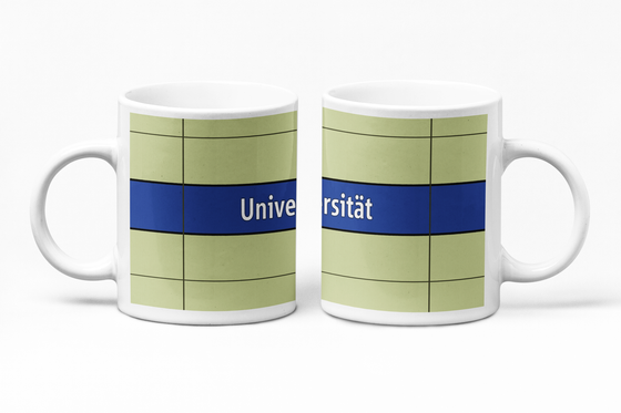 U-Bahnhof Universität Kaffeetasse - weiße Schrift auf dunkelblauem Streifen, vor weißer Plattenwand - Ansicht beide Seiten der Tasse