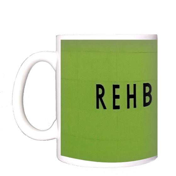 U-Bahnhof Rehberge Kaffeetasse - schwarze Schrift auf grüner Fliesenwand
