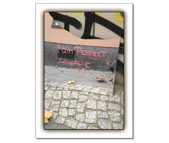 Postkarte "I am perfect and loveable" - Spiegel auf der Straße mit rotem Lippenstiftspruch