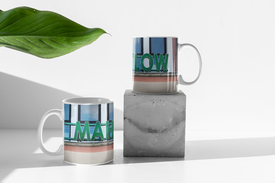 S-Bahnhof Mahlow Kaffeetasse grüne Schrift auf Bahnhofgebeude mit Fenstern dahinter