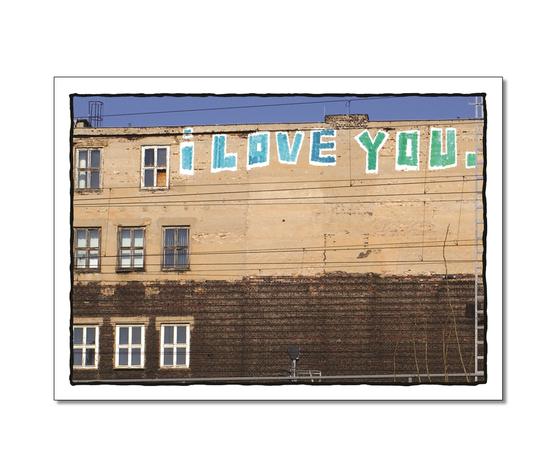 Klassische Postkarte - Foto einer Hauswand mit den beruehmten drei Worten "I love you". 