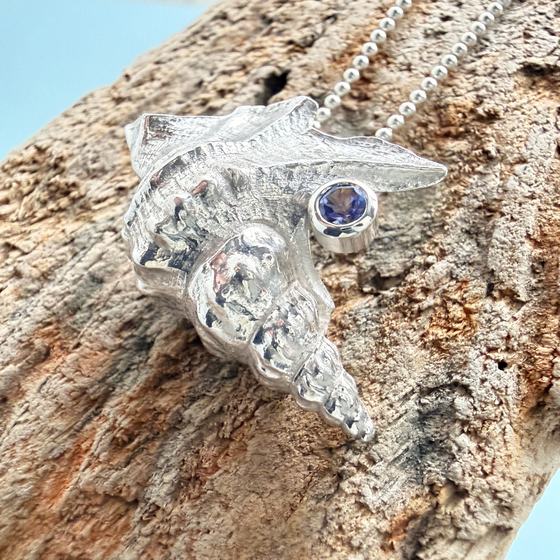 pelikanfuss_anhaenger_silber_tansanit