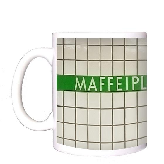 U-Bahn-Tasse Maffeiplatz der Nuernberger Linie U1 in der originalgetreuen Stations-Gestaltung - weiße Schrift auf grünem Streifen, Kachelhintergrund mit Wasserfarbengestaltung