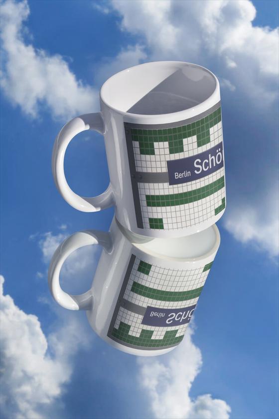 S-Bahnhof Schöneweide Berlin - weiße Schrift auf blauem hintergrund auf weißen Kacheln mit grünem Muster