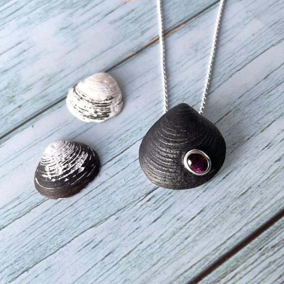 anhaenger_astarte_granat_violett