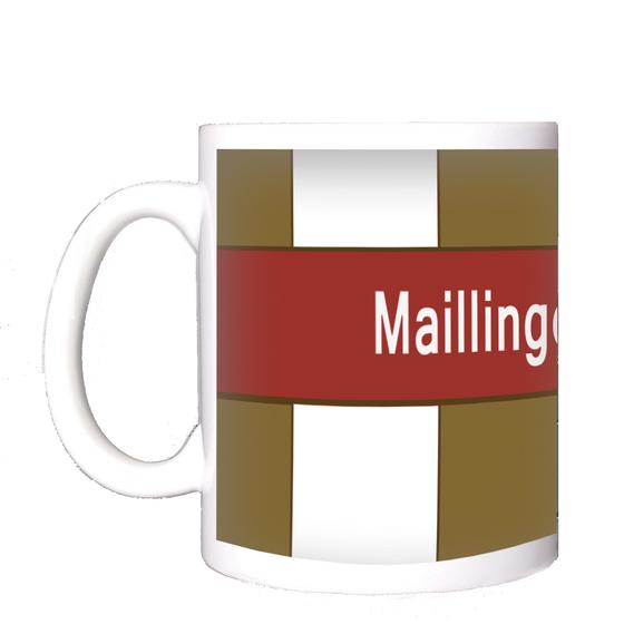 U-Bahnhof Maillingerstrasse Kaffeetasse - weiße Schrift auf dunkelrotem Streifen vor weiß-braun gestreiftem Hintergrund