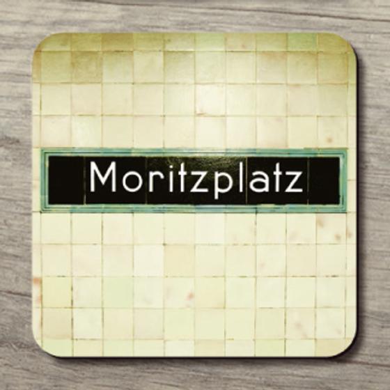 U-Bahnhof Moritzplatz - weiße Schrift auf schwarzem Schild mit grüner Umrandung auf weiß/beigen Fliesen