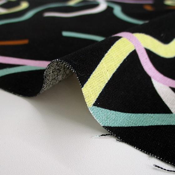 Japanischer Baumwoll-Leinen-Canvas mit dynamischem Linienmuster in modernen Farben. Ideal für Taschen, Accessoires und grafische Nähprojekte.
