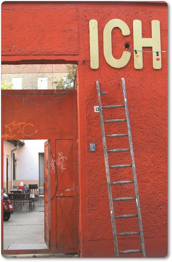 Magnet, Die schöne Sprache, tom bäcker, a-point-of-view, Leiter zum Ich, Lebensaufgabe, Postkarten, Lebenshilfe, Psychologie, Praxis, Wandbild, Selbstfindung, Coaching, Holzleiter, zerbrochene Sprosse, Aufstieg, Sinnsuche, Selbstfindung, Bar in der Torstr