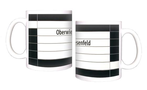 U-Bahnhof Oberwiesenfeld Kaffeetasse - schwarze Schrift auf weißem Untergrund, mit schwarzer Umrandung und grauen Querfugen