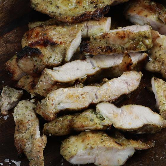 Kachelfleisch vom Offenstallschwein, gruen mariniert