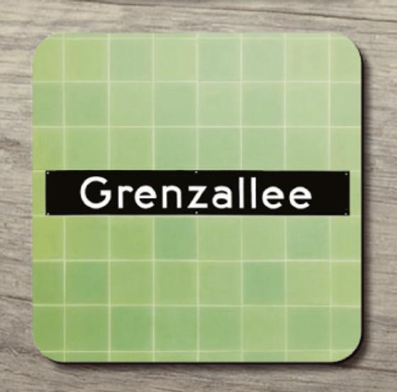 U-Bahnhof Grenzallee - weiße Schrift auf schwarzem Schild auf hellgrünen Fliesen