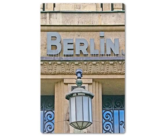 Foto eines Berlin Schriftzuges an einer Hauswand. 