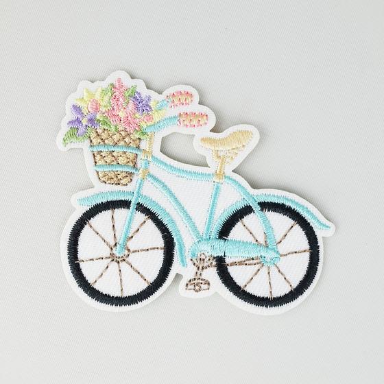 goldmarie Patches Aufnäher FAHRRAD MIT BLUMEN - hellblau  bunt