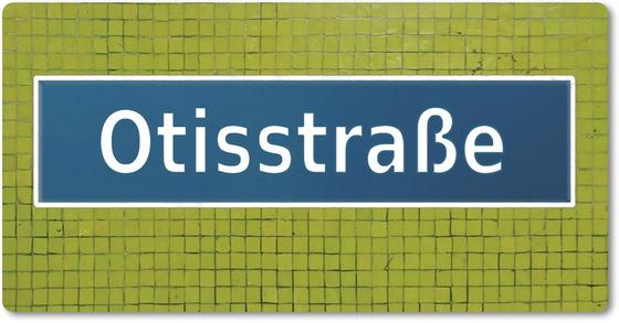 U-Bahnhof Otisstraße - weiße Schrift auf blauem Schild, vor grasgrüner Mosaikfliesen-Wand