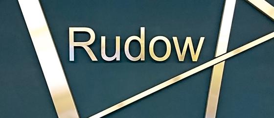 U-Bahnhof Rudow Kaffeetasse - silber-goldene Lettern auf dunkelblauem Hintergrund mit silber-goldenen Streben