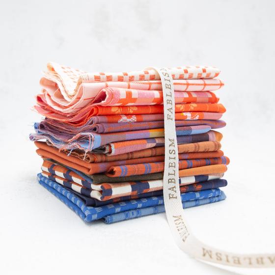 Fine & Dandy Fat Quarter Bundle von Fableism mit 16 gewebten Baumwollstoffen in harmonischen Farben und Mustern.