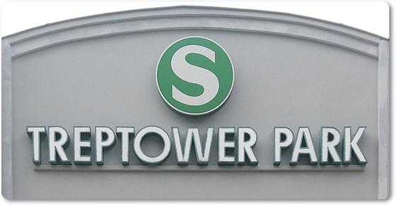 S-Bahnhof Treptower Park - weiße Lettern unter grünem S-Bahn Schild vor grauem Eingangsbogen