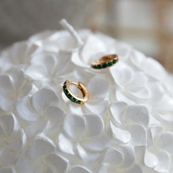 Orelia Ohrringe EMERALD HUGGIE HOOP ORE26298 - messing vergoldet - Swarovski® Kristallen     