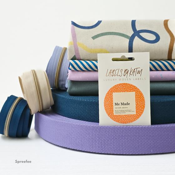 Japanischer Baumwoll-Leinen-Canvas mit dynamischem Linienmuster in modernen Farben. Ideal für Taschen, Accessoires und grafische Nähprojekte.