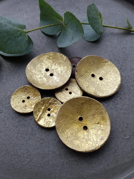 Kokosnussknopf gold
