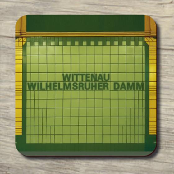 U-Bahnhof Wittenau Wilhelmsruher Damm - Dunkelgrüne Schrift auf apfelgrünen Fliesen oben dunkelgrüne Fliesen und ocker-farbender Stuck