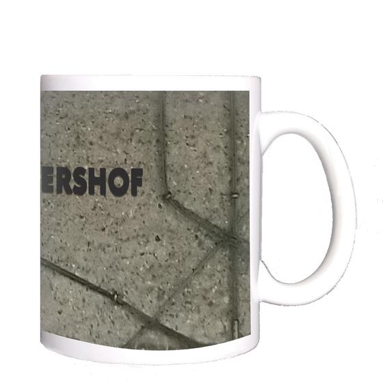 U-Bahn-Tasse Nuernberg Schoppershof der Linie U2 in der originalgetreuen Stations-Gestaltung - die Rückwände in Spritzbeton mit kreuz und quer darüber laufenden Seilen und dazwischen schwarze Buchstaben