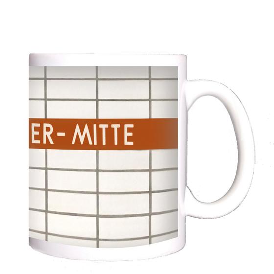 U-Bahn-Tasse Nuernberg Langwasser-Mitte der Linie U1 in der originalgetreuen Stations-Gestaltung - weisser Fliesenspiegel mit weisser Schrift auf braunem Streifen