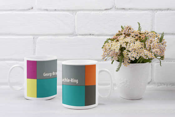 U-Bahnhof Georg-Brauchle-Ring Kaffeetasse - weiße Schrift, auf multicolor Plattenhintergrund