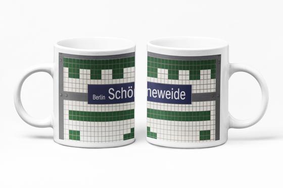 S-Bahnhof Schöneweide Berlin - weiße Schrift auf blauem hintergrund auf weißen Kacheln mit grünem Muster