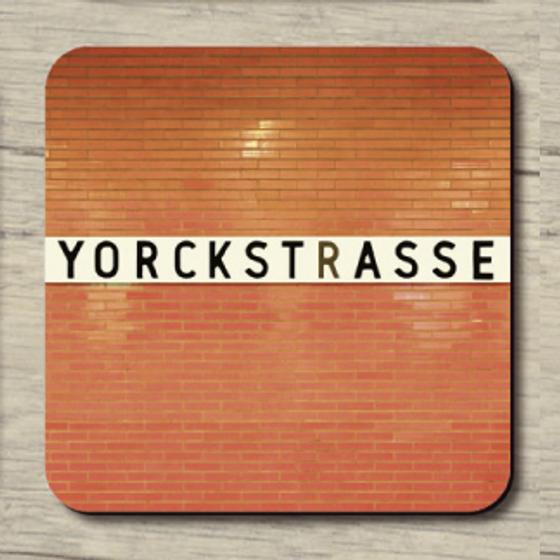 U-Bahnhof Yorckstrasse - schwarze Schrift auf weißem Streifen auf rot-orangenen Fliesen
